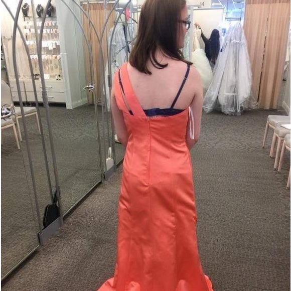 I only worn it once for my graduation it’s in really good shape comes with a bag - Picture 4 of 7